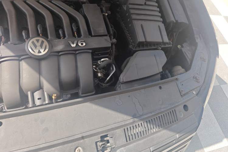 Used Volkswagen Passat 2011 3.0L V6 DSG Flagship Edition Engine Bay Left