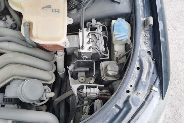 Used Volkswagen Passat 2011 2.0L Manual Luxury Version Engine Bay Left