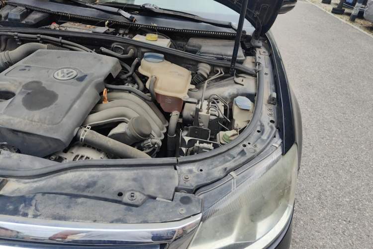 Used Volkswagen Passat 2011 2.0L Manual Luxury Version Engine Bay Left