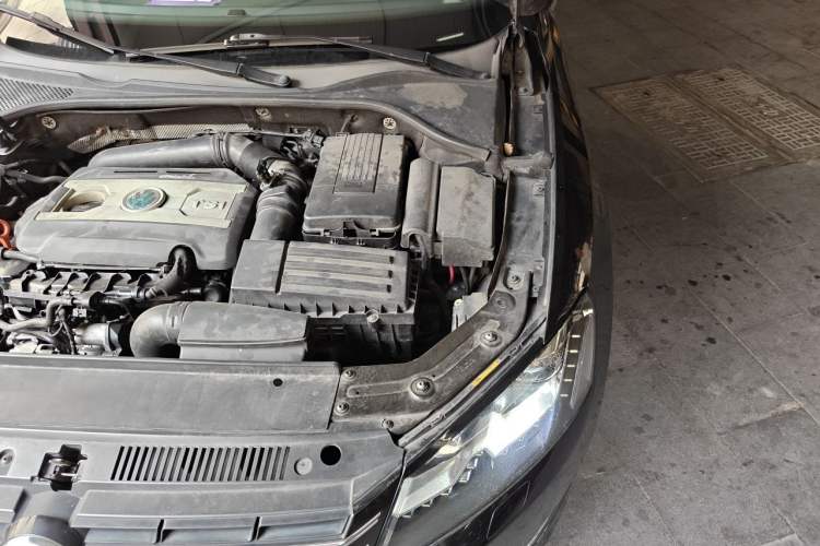 Used Volkswagen Passat 2011 2.0 TSI DSG Premium Edition Engine Bay Left