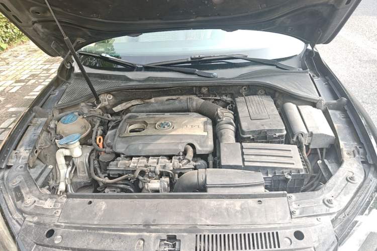 Used Volkswagen Passat 2011 1.8TSI Automatic Prestige Edition Engine Bay