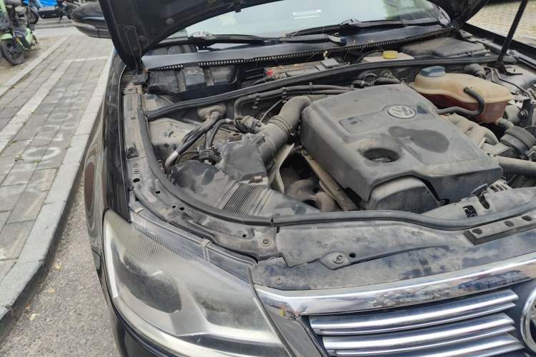 Used Volkswagen Passat 2011 2.0L Manual Luxury Version Engine Bay Right