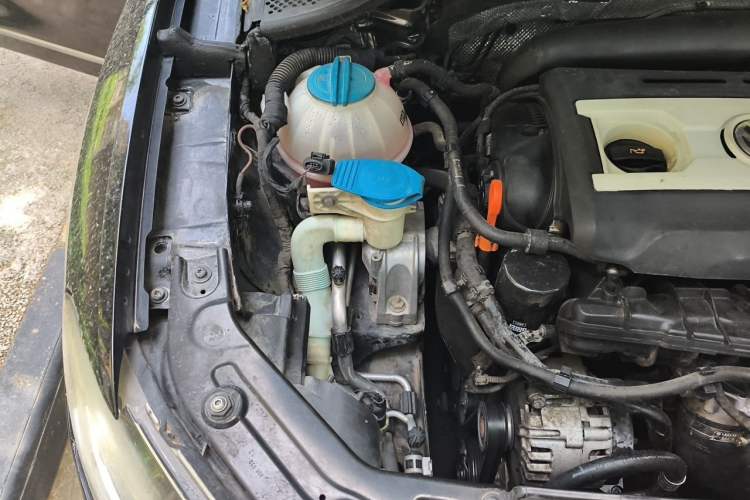 Used Volkswagen Passat 2011 1.8TSI Automatic Prestige Edition Engine Bay Right