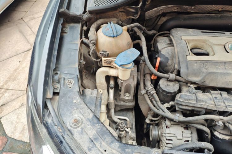 Used Volkswagen Passat 2011 1.8TSI Automatic Prestige Edition Engine Bay Right