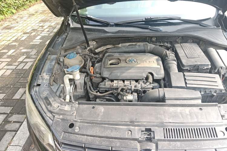 Used Volkswagen Passat 2011 1.8TSI Automatic Prestige Edition Engine Bay Right