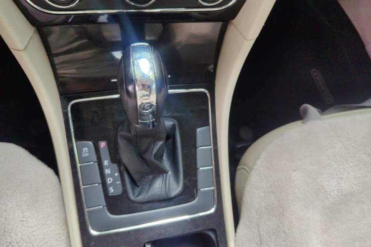 Used Volkswagen Passat 2011 1.8TSI Automatic Prestige Edition Gear Lever