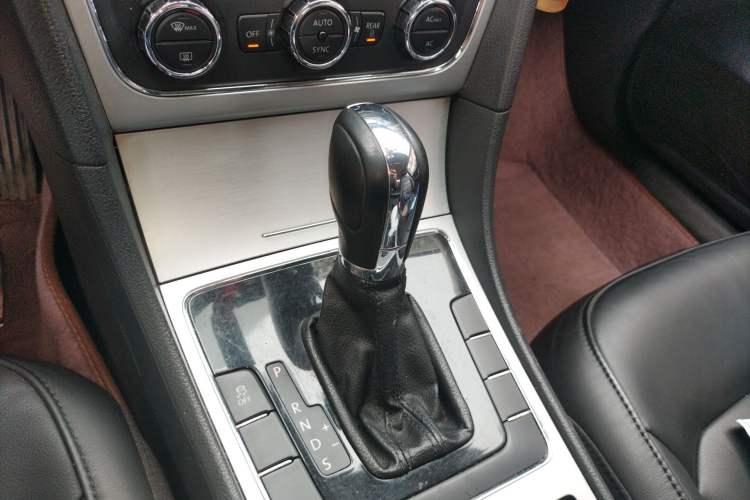Used Volkswagen Passat 2011 1.8TSI Automatic Prestige Edition Gear Lever