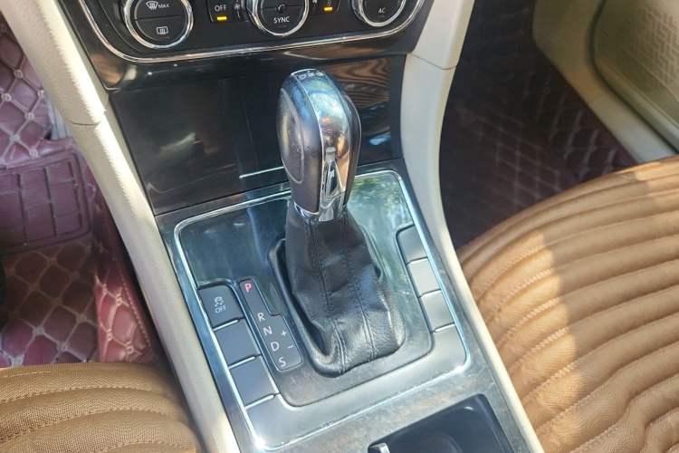 Used Volkswagen Passat 2011 1.8 TSI DSG Prestige Edition Gear Lever