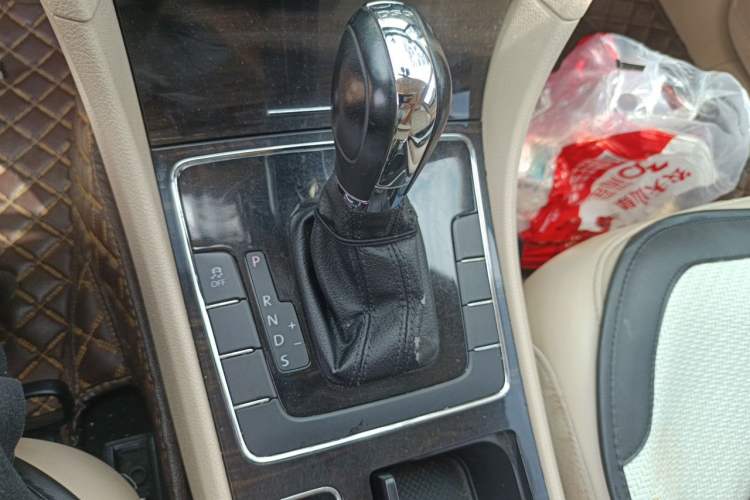 Used Volkswagen Passat 2011 1.8TSI Automatic Prestige Edition Gear Lever