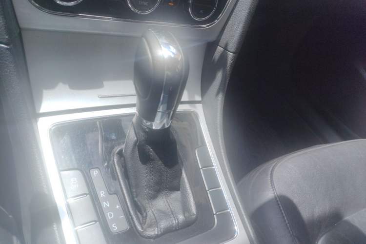 Used Volkswagen Passat 2011 1.8TSI Automatic Prestige Edition Gear Lever