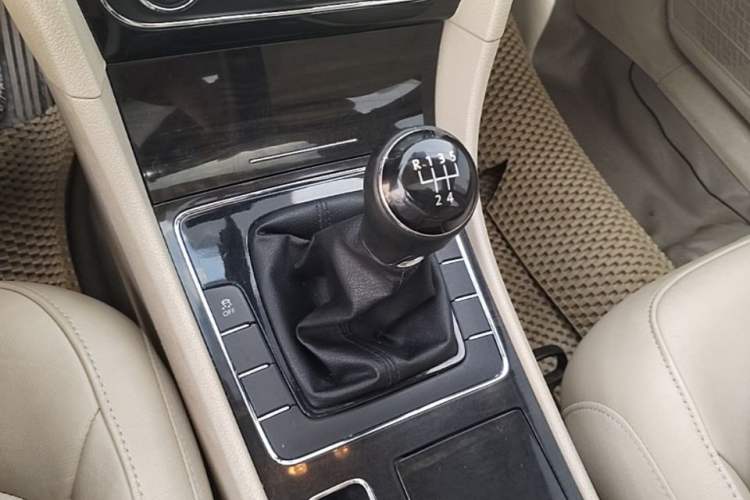 Used Volkswagen Passat 2011 1.4 TSI Manual Luxury Edition Gear Lever