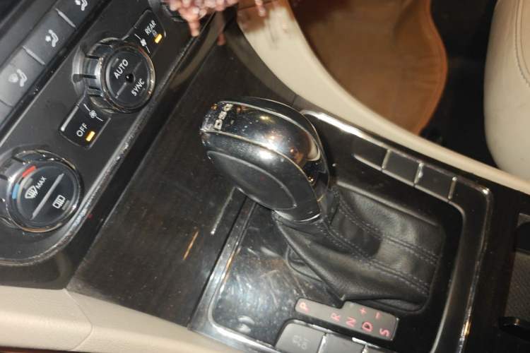 Used Volkswagen Passat 2011 1.8 TSI DSG Prestige Edition Gear Lever