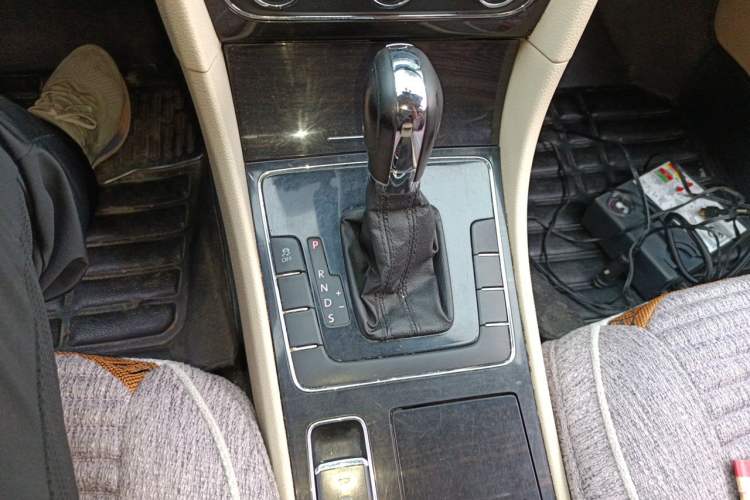 Used Volkswagen Passat 2011 1.8TSI Automatic Prestige Edition Gear Lever