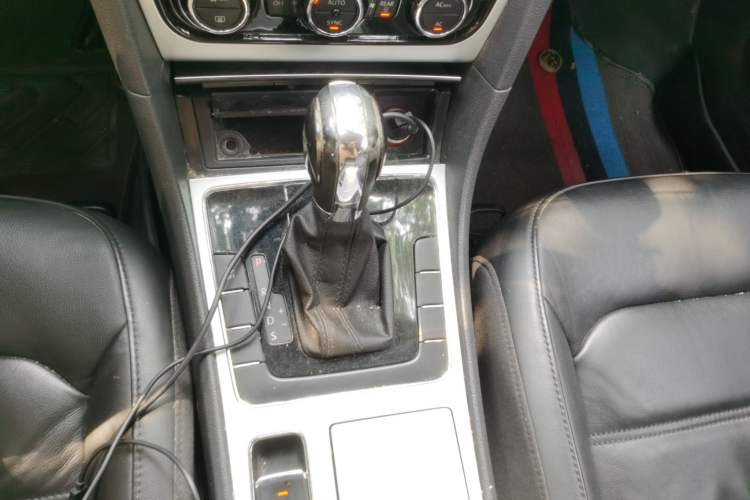 Used Volkswagen Passat 2011 1.8TSI Automatic Prestige Edition Gear Lever