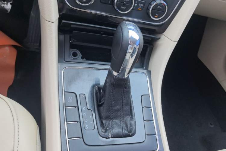 Used Volkswagen Passat 2011 1.8 TSI DSG Prestige Edition Gear Lever