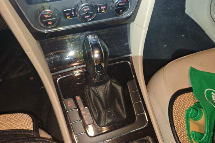 Used Volkswagen Passat 2011 1.8 TSI DSG Prestige Edition Gear Lever