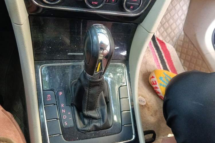 Used Volkswagen Passat 2011 1.8TSI Automatic Prestige Edition Gear Lever