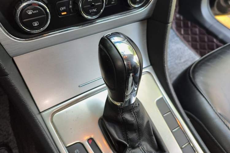 Used Volkswagen Passat 2011 1.8TSI Automatic Prestige Edition Gear Lever