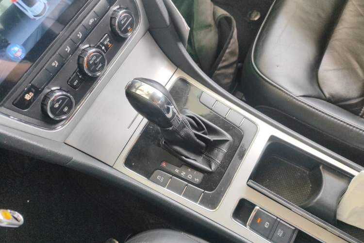 Used Volkswagen Passat 2011 1.8TSI Automatic Prestige Edition Gear Lever