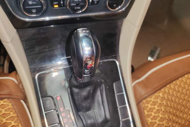 Used Volkswagen Passat 2011 1.8TSI Automatic Prestige Edition Gear Lever