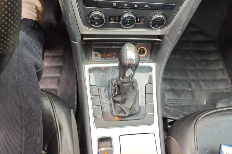 Used Volkswagen Passat 2011 1.8TSI Automatic Prestige Edition Gear Lever