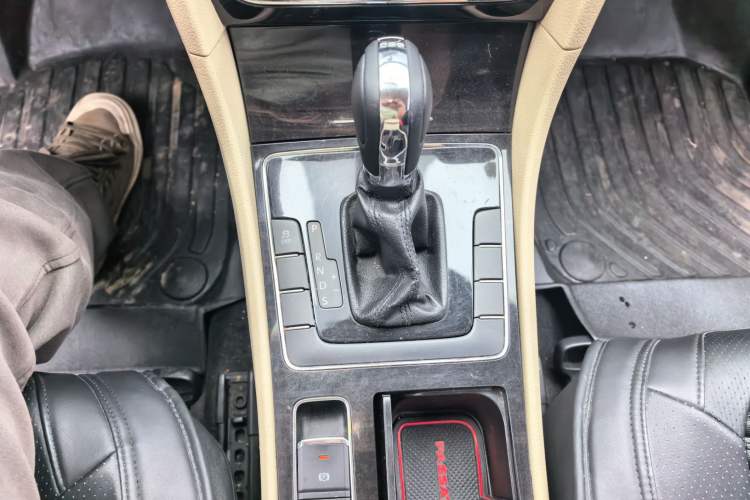 Used Volkswagen Passat  Gear Lever