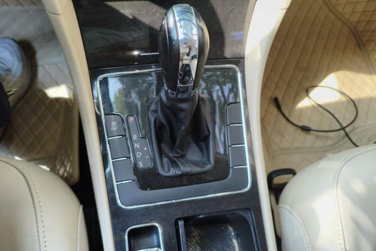 Used Volkswagen Passat 2011 1.8TSI Automatic Prestige Edition Gear Lever