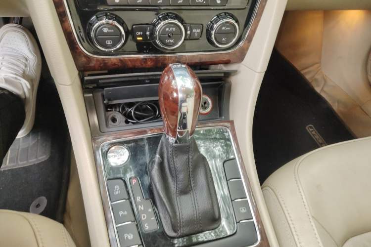 Used Volkswagen Passat 2011 2.0 TSI DSG Ultimate Edition Gear Lever