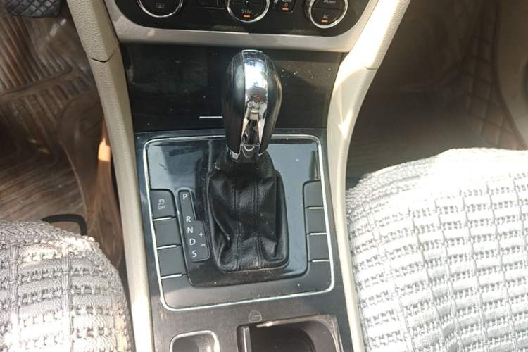 Used Volkswagen Passat 2011 1.8TSI Automatic Prestige Edition Gear Lever