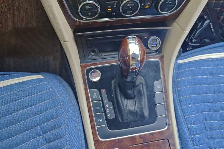 Used Volkswagen Passat 2011 1.8 TSI DSG Ultimate Edition Gear Lever
