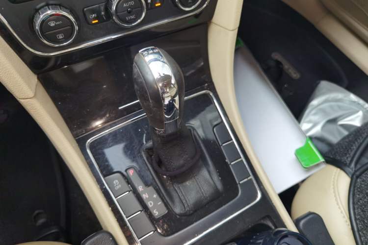 Used Volkswagen Passat 2011 1.8TSI Automatic Prestige Edition Gear Lever