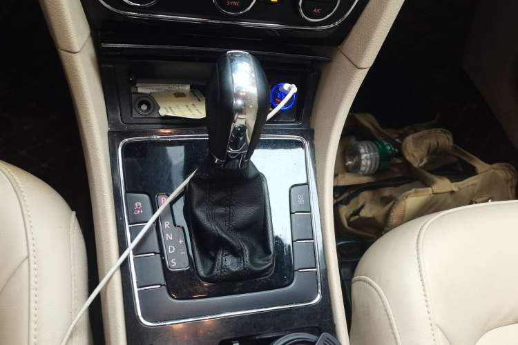 Used Volkswagen Passat 2011 1.8TSI Automatic Prestige Edition Gear Lever
