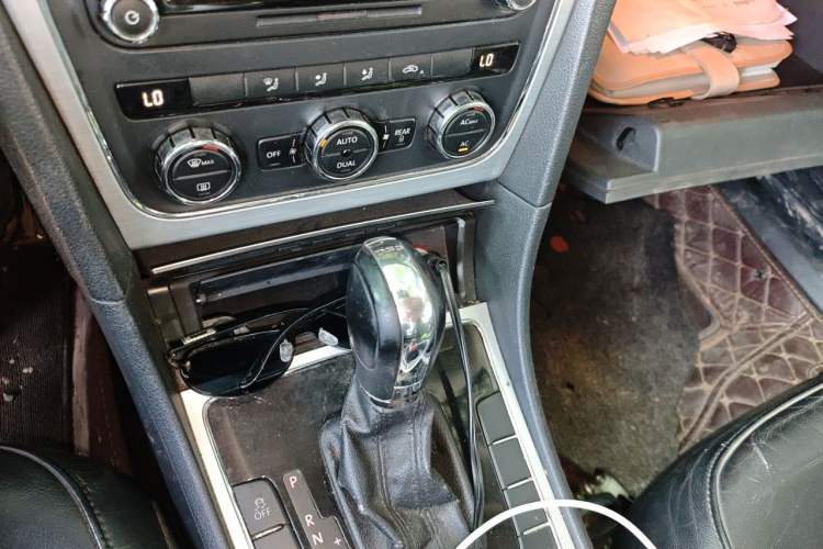 Used Volkswagen Passat 2011 1.8TSI Automatic Prestige Edition Gear Lever
