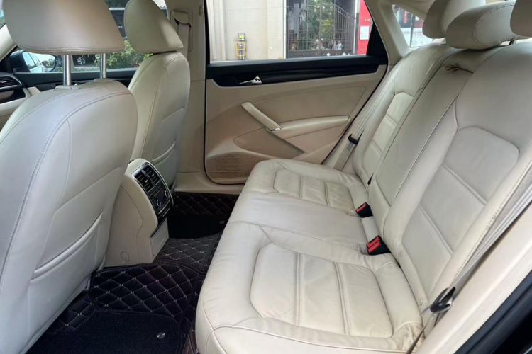 Used Volkswagen Passat 2011 1.4 TSI Manual Luxury Edition Interior 4