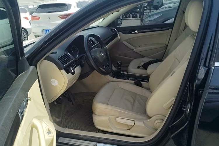 Used Volkswagen Passat 2011 1.4 TSI Manual Luxury Edition Left Front Seat