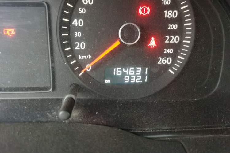 Used Volkswagen Passat 2011 2.0L Manual Luxury Version Odometer Close Up