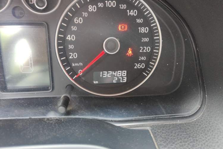 Used Volkswagen Passat 2011 2.0L Manual Luxury Version Odometer Close Up