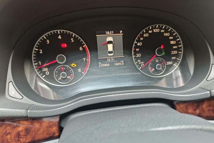 Used Volkswagen Passat 2011 1.8TSI DSG Prestige Edition Odometer Close Up
