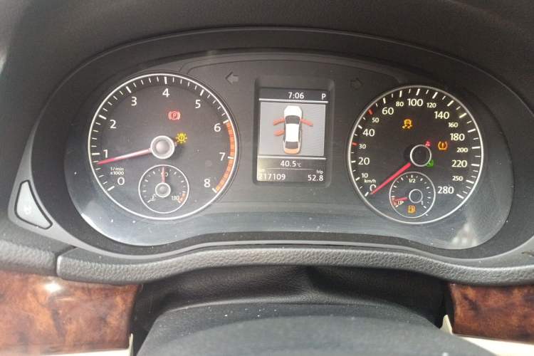 Used Volkswagen Passat 2011 1.8 TSI DSG Ultimate Edition Odometer Close Up