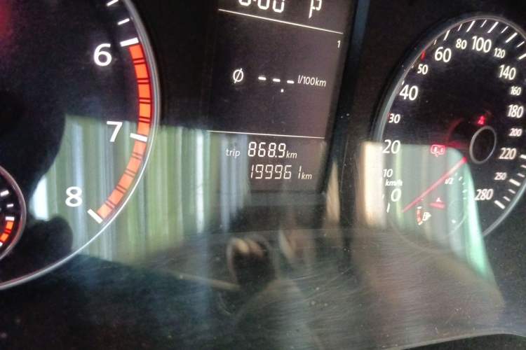 Used Volkswagen Passat 2011 1.8TSI Automatic Prestige Edition Odometer Close Up