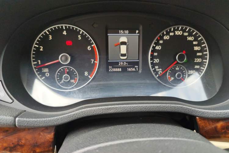 Used Volkswagen Passat 2011 2.0 TSI DSG Premium Edition Odometer Close Up
