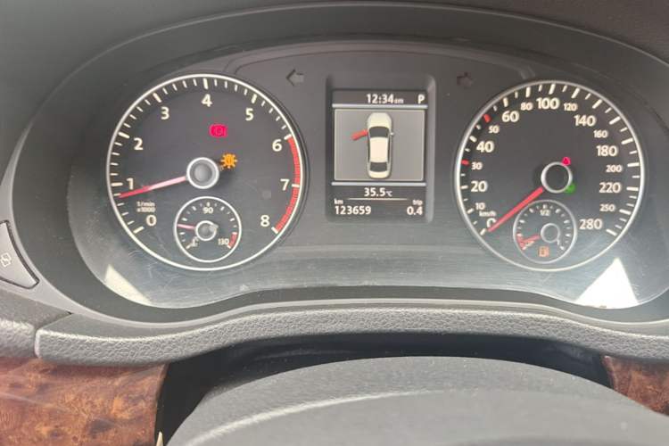 Used Volkswagen Passat 2011 2.0 TSI DSG Premium Edition Odometer Close Up