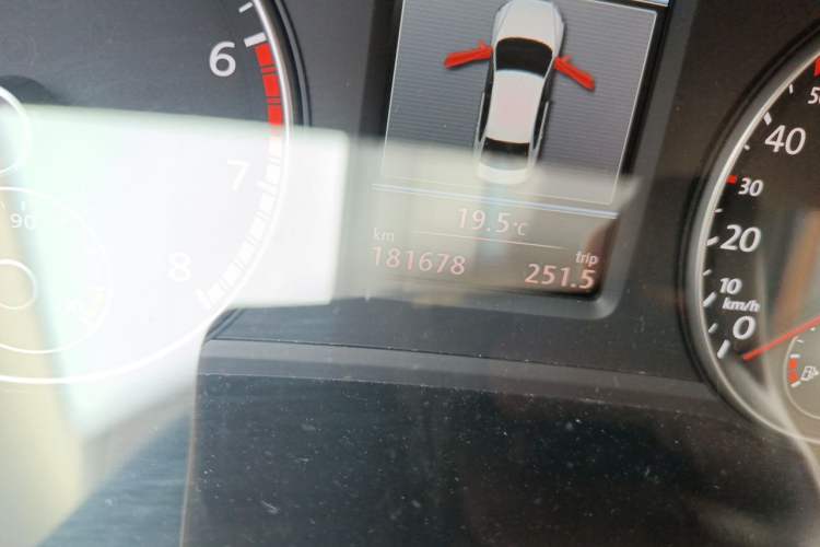 Used Volkswagen Passat 2011 1.8TSI DSG Prestige Edition Odometer Close Up