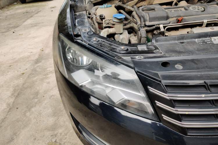 Used Volkswagen Passat 2011 1.4 TSI Manual Luxury Edition Right Front Headlight