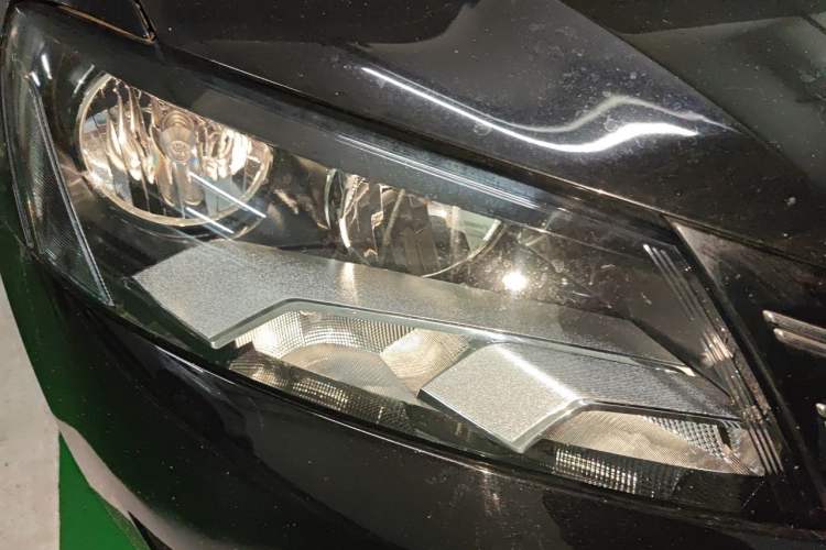 Used Volkswagen Passat 2011 1.8TSI Automatic Prestige Edition Right Front Headlight