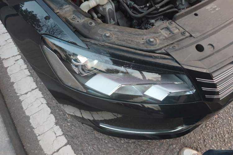 Used Volkswagen Passat 2011 1.8TSI Automatic Prestige Edition Right Front Headlight