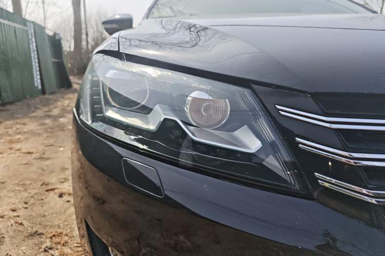 Used Volkswagen Passat 2011 1.8TSI DSG Prestige Edition Right Front Headlight