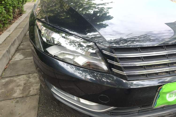 Used Volkswagen Passat 2011 1.8TSI Automatic Prestige Edition Right Front Headlight