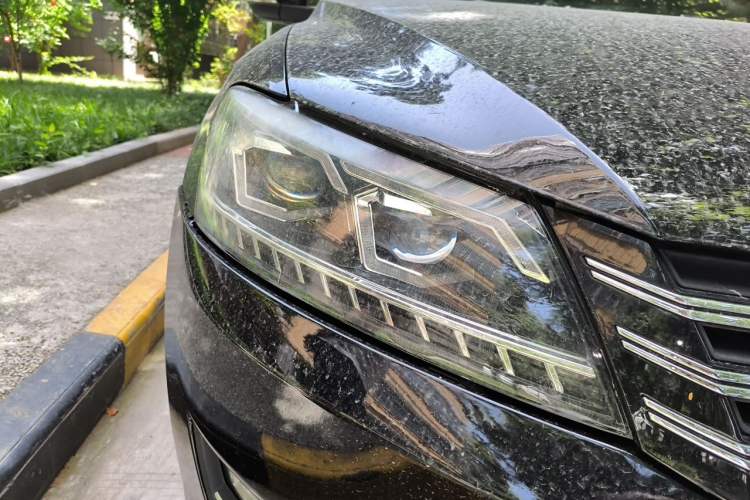 Used Volkswagen Passat 2011 1.8TSI Automatic Prestige Edition Right Front Headlight