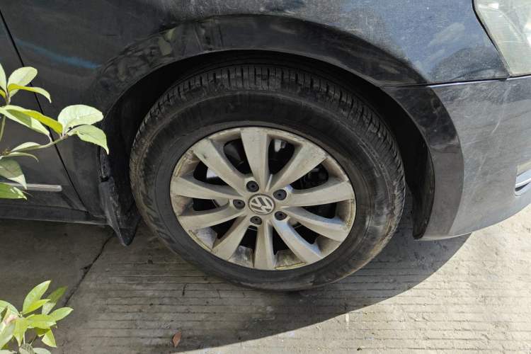 Used Volkswagen Passat 2011 1.8 TSI DSG Prestige Edition Right Front Wheel Hub